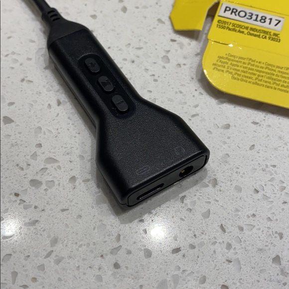 Scosche audio adapter with charge port for lightening devices - Picture 3 of 5